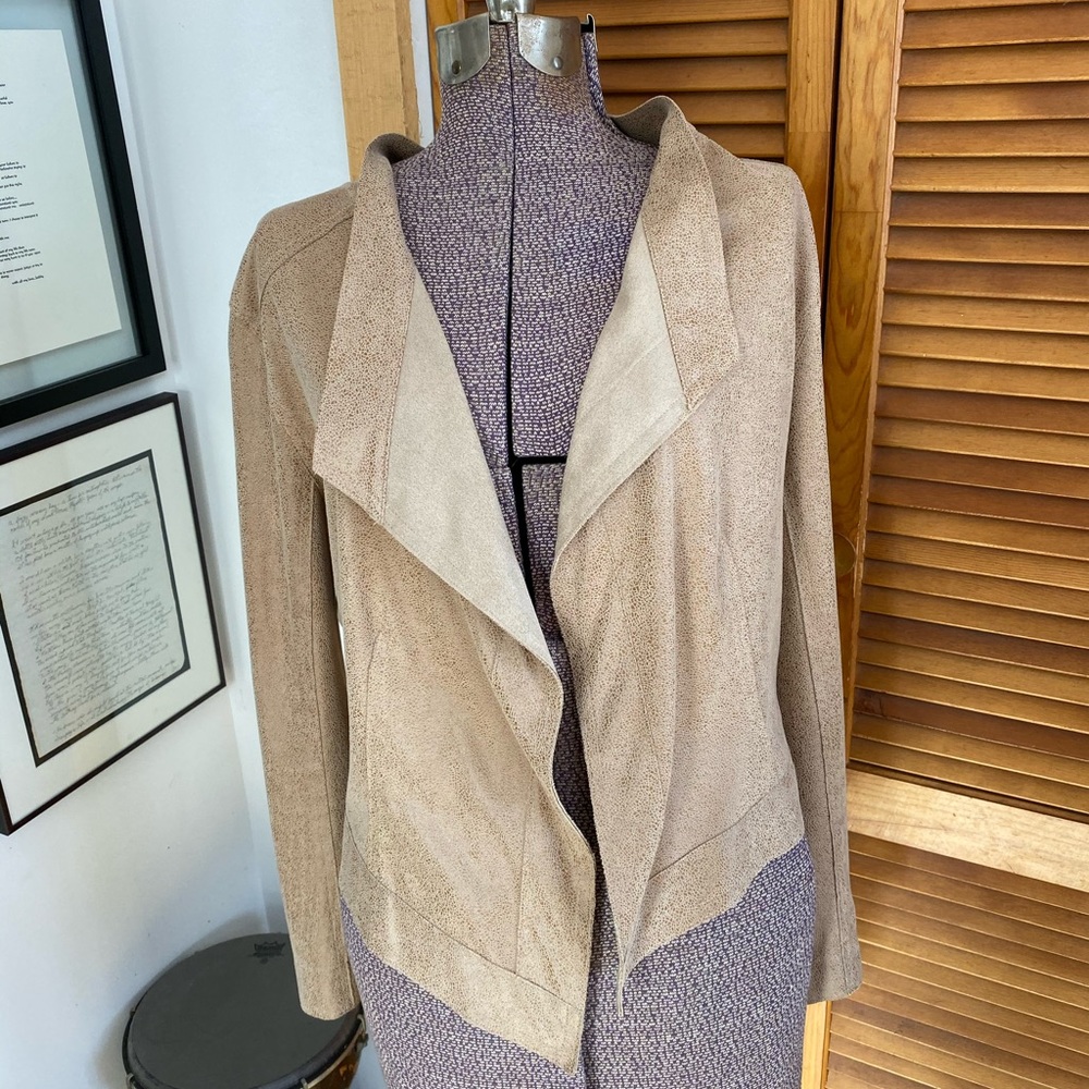 Beautiful tan soft and smooth jacket (S) by LYSSE